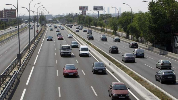 El carril derecho debe usarse exclusivamente para adelantar