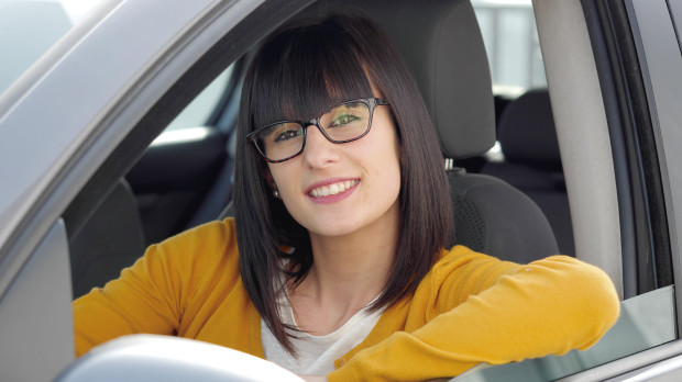 Más de la mitad de los conductores deberían usar gafas al volante