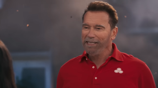 Arnold Schwarzenegger, en el anuncio de State Farm Insurance para el Super Bowl