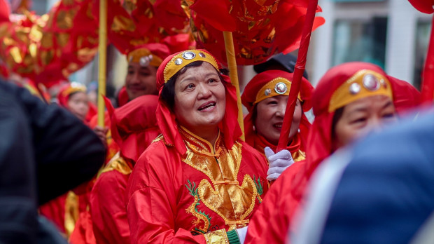 Una mujer durante el desfile de Año Nuevo Chino en el distrito de Usera, a 11 de febrero de 2024, en Madrid (España). Ayer, 10 de febrero de 2024, se inició el Año del Dragón, y Madrid, por noveno año consecutivo, lo celebra con un programa de actividades culturales que se extienden del 2 al 29 de febrero, principalmente en el distrito de Usera. 11 FEBRERO 2024;FESTIVIDAD;FIESTA;CELEBRACIÓN;AÑO NUEVO;DRAGÓN;DESFILE;PASACALLES;CHINO;CHINA