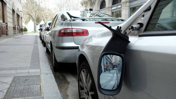Un coche con el retrovisor roto de cuajo