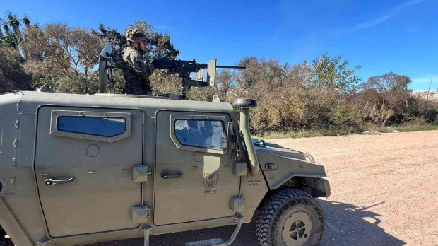 Patrulla militar del Grupo Táctico en la ciudad autónoma de Melilla con un Vamtac ST5 con aetralaldora