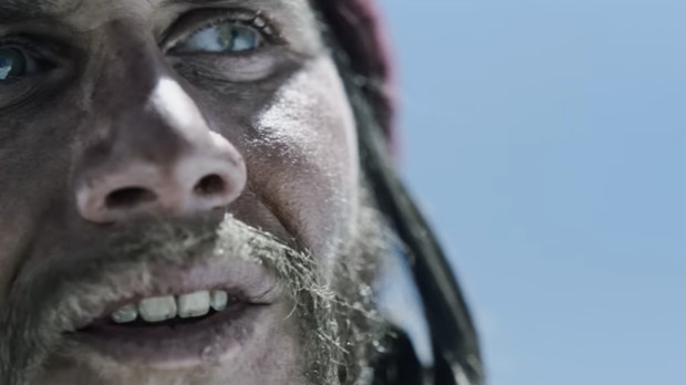 Plano de 'La sociedad de la nieve' en el que vemos a Agustín Pardella, el actor que da.vida a Nando Parrado