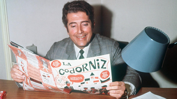 El escritor y director de 'La Codorniz' Álvaro de Laiglesia posa junto a un ejemplar de la revista