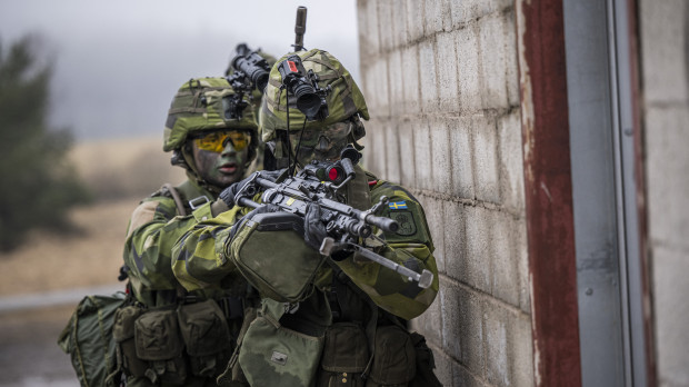 Soldados suecos en ejercicios militares cerca de Estocolmo