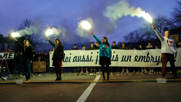 Varias mujeres encienden bengalas en protesta contra las leyes de aborto y eutanasia en una marcha por la vida en Versalles el 4 de marzo