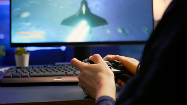 Un joven juega a un videojuego en su ordenador
