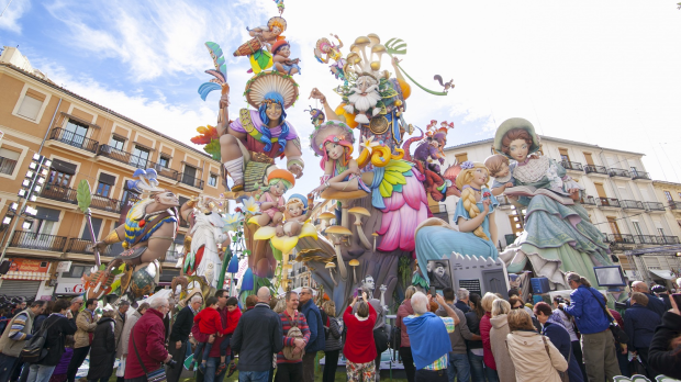 Varios ninots de las Fallas, en Valencia
