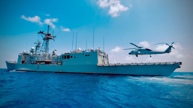 La fragata española Canarias y el helicóptero SH60-F desplegados en la Operación Atalanta