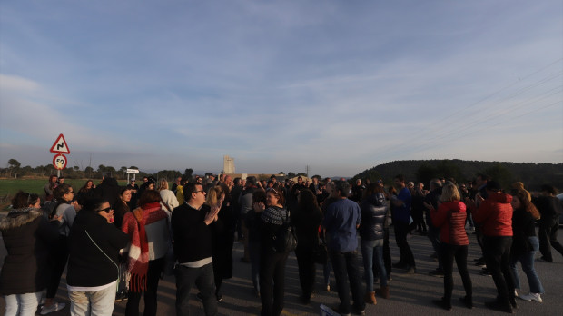 Decenas de personas durante las protestas que han provocado el corte de los accesos a la cárcel de Lledoners, a 15 de marzo de 2024