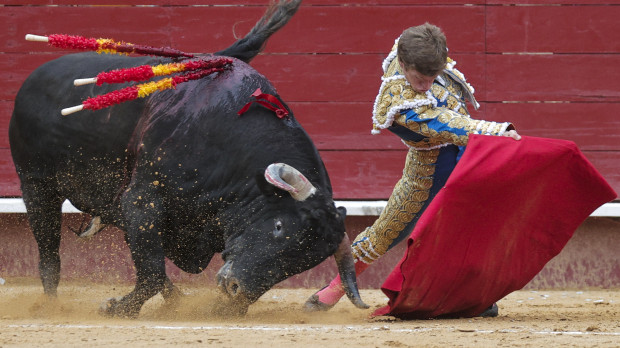 El diestro Borja Jiménez da un pase a su primer astado, Cuba, durante la corrida de toros de la Feria de Fallas, con reses de Juan Pedro Domecq y Puerto de San Lorenzo/La Ventana del Puerto, y en la que ha compartido cartel con Cayetano y Juan Ortega