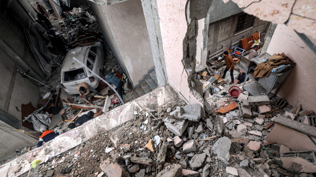 Un edificio alcanzado por un bombardeo israelí durante la noche en Rafah, en el sur de la Franja de Gaza