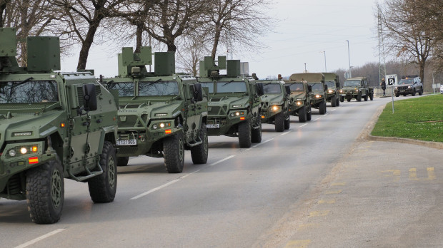 Desplazamiento de vehículos tácticos del Ejército español hasta Lest