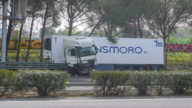 Imagen del camión siniestrado en el accidente mortal en la autovía AP-4 a la altura de Los Palacios