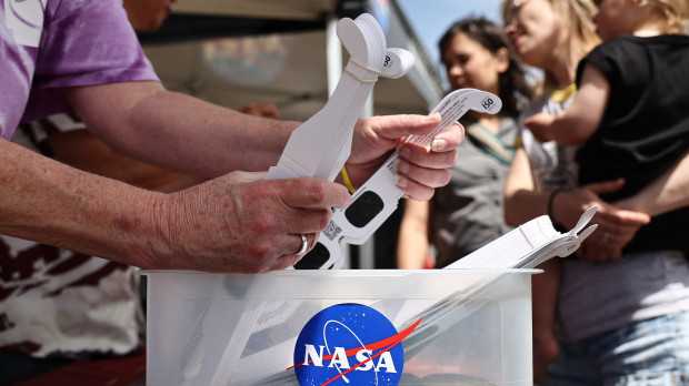 Reparto de gafas especiales para eclipses prescritas por la NASA en Russelville (Arkansas)