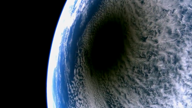 Vista espacial del eclipse total del 8 de abril grabada por un satélite