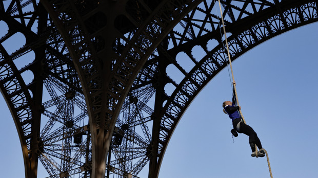 Anouk Garrier ha escalado la Torre Eiffel