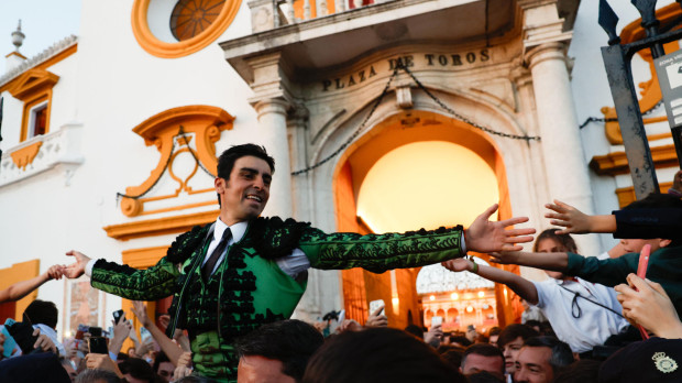 Miguel Ángel Perera, a hombros por la Puerta del príncipe de Sevilla