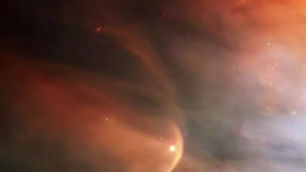 Imagen infrarroja de la onda de choque creada por la enorme estrella gigante Zeta Ophiuchi en una nube de polvo interestelar