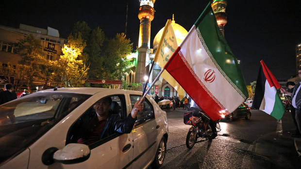 Manifestantes iraníes celebran el ataque a Israel