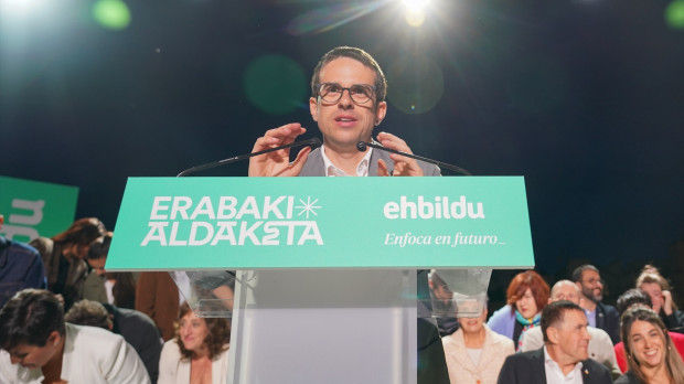 El candidato a lendakari, Pello Otxandiano, interviene durante el inicio de la campaña electoral de EH Bildu, en la Plaza de Santa Bárbara, a 4 de abril de 2024, en Vitoria-Gasteiz, Álava, País Vasco (España). EH Bildu arranca hoy en Vitoria su campaña para las elecciones al Parlamento Vasco del próximo 21 de abril, con su nuevo candidato a lehendakari Pello Otxandiano. Su candidato propuso en precampaña “que gobierne la fuerza más votada y que se conforme gobierno con propósito y no por intereses partidarios, abogando por acuerdos con el PNV en materia soberanista y con el PSE-EE en temas sociales’’. 04 ABRIL 2024;ELECCIONES VASCAS;MITIN;ACTO;EUSKADI;CAMPAÑA;ELECCIONES;21A;BILDU; Iñaki Berasaluce / Europa Press 04/4/2024