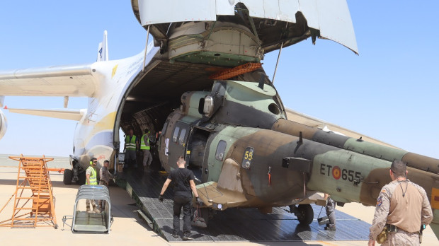 Descarga de uno de los ‘Chinook’ españoles a su llegada a Irak
