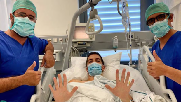 El presentador de 'La resistencia' David Broncano junto a los profesionales que le han realizado una intervención quirúrgica para acabar con la sudoración excesiva de sus manos