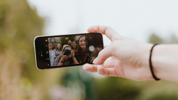 Gente joven con sus teléfonos móviles