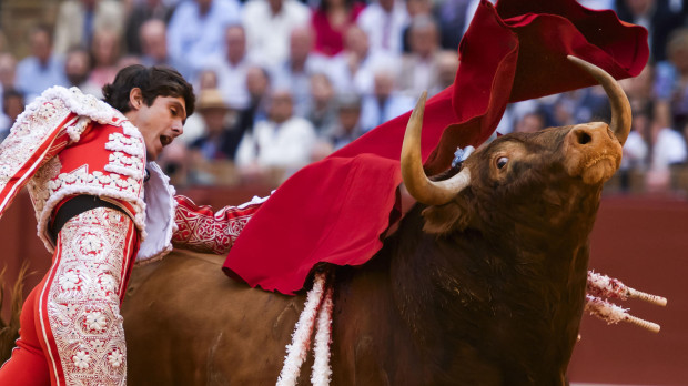 Sebastián Castella da un pase de pecho al quinto de la tarde