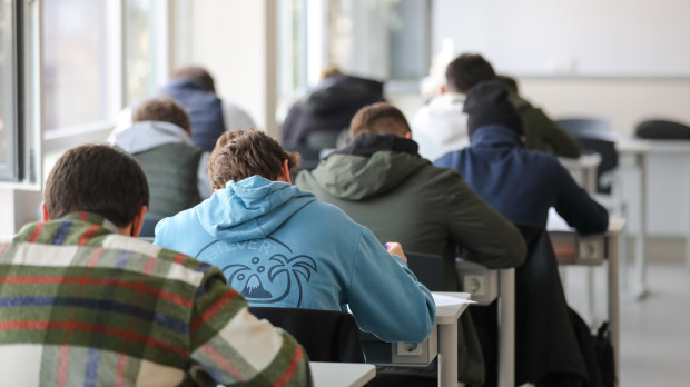 Varios alumnos de la Facultad de Ciencias económicas de la Universidad CEU San Pablo realizan un examen