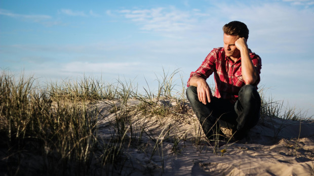 Un hombre meditando en medio del campo