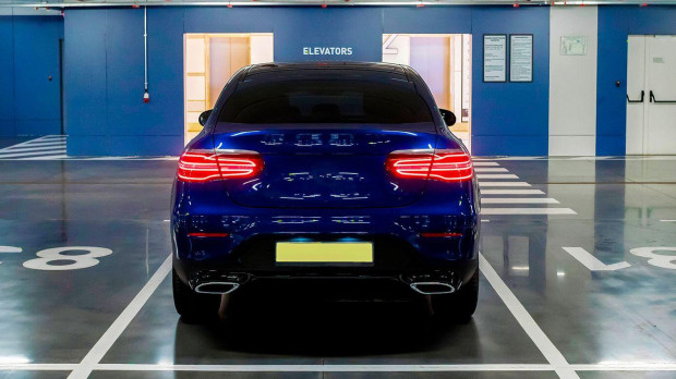 El coche no debe pisar ni las líneas