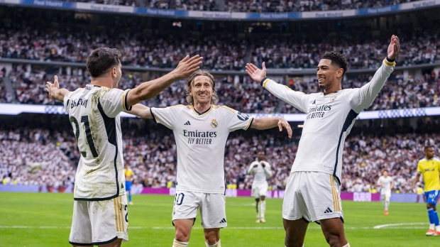 Bellingham, Modric y Brahim celebran el último gol del Real Madrid ante el Cádiz