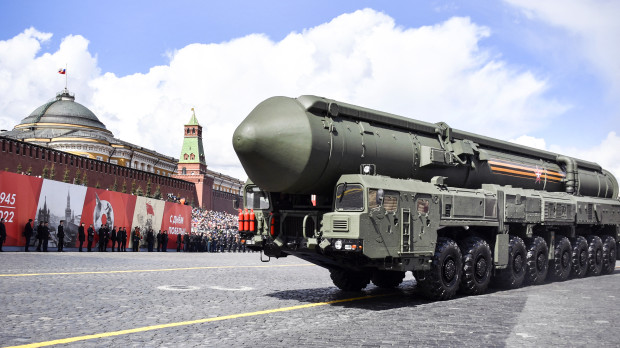 Un lanzador de misiles balísticos intercontinentales ruso Yars desfila por la Plaza Roja durante el desfile militar del Día de la Victoria en el centro de Moscú el 9 de mayo de 2022.