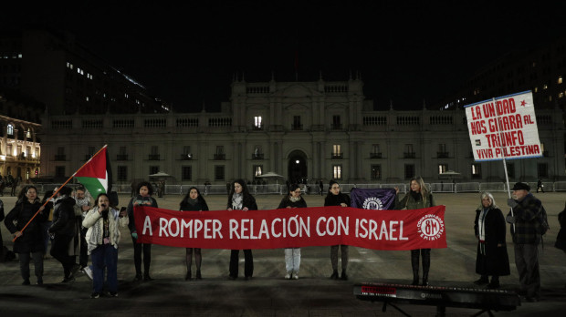 Decenas de personas se manifiestan para pedir al Gobierno de Gabriel Boric romper relaciones diplomáticas con Israel, además de tomar medidas concretas para "contribuir al fin del genocidio" del pueblo palestino, este jueves en Santiago (Chile). Frente al Palacio de la Moneda (sede del Gobierno chileno), se reunieron cientos de personas de todas las edades con música, banderas y pancartas, con el lema 'Por una Palestina libre', con motivo del 76° aniversario de la 'Nakba', el desplazamiento masivo de palestinos tras la creación del Estado de Israel en 1948