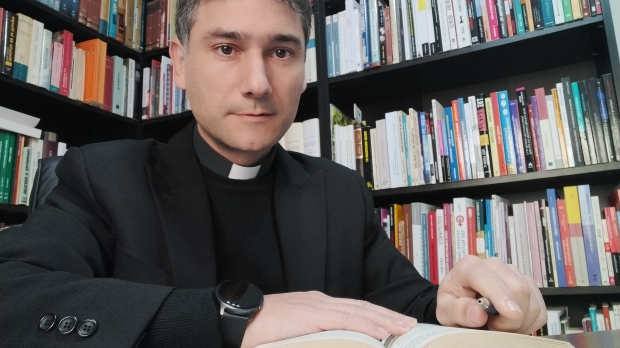 Martínez Guisasola es profesor en la Facultad de Teología y autor de varios ensayos