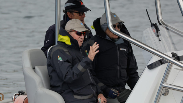 Don Juan Carlos embarca en una lancha junto a su amigo Pedro Campos para ver las regatas de 6 Metros en Sangenjo