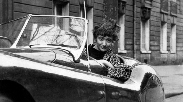 Francoise Sagan conduce su Jaguar, 1954 (b/w photo)