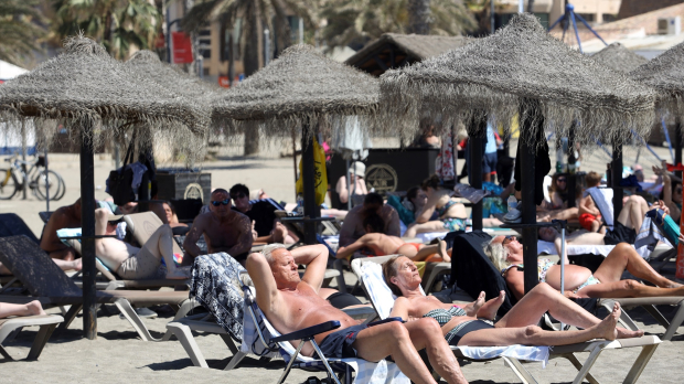 Cientos de personas en la playa de La Malagueta por las altas temperaturas de estos días. A 25 de abril de 2023, en Málaga (Andalucía, España). El calor extremo que comenzó a notarse desde el martes y que llevará los termómetros a 39° a finales de abril, donde podríamos estar ante un periodo cálido más intenso de los registrados en este mes en España desde que hay datos.
27 ABRIL 2023
Álex Zea / Europa Press
(Foto de ARCHIVO)
25/4/2023