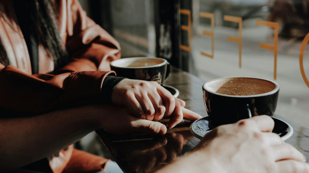 Una pareja tomando un café