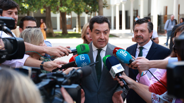 El presidente de la Junta de Andalucía, Juanma Moreno, atiende a los medios de comunicación en el Parlamento andaluz