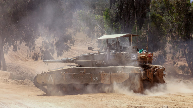 Un tanque del Ejército israelí toma posición en un área de la frontera sur de Israel con la Franja de Gaza