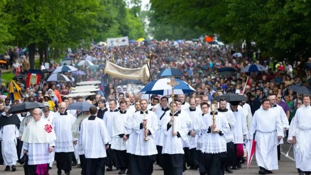 Una procesión con más de 7.000 personas recorrió el lunes pasado las calles de Minnesota