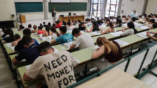 Varios estudiantes examinándose de la EBAU en Oviedo
