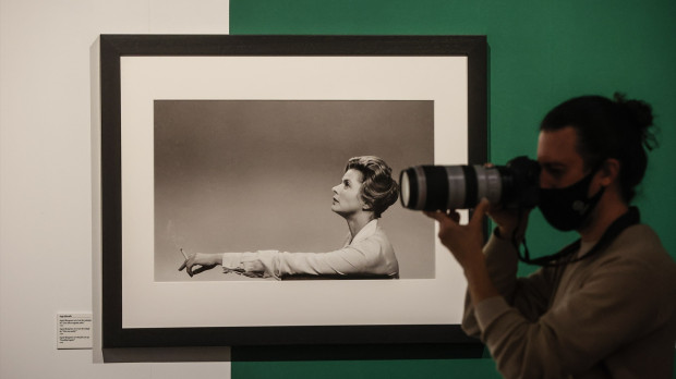 Dos mujeres observan una fotografía