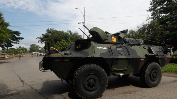 Un camión blindado del ejército colombiano en el municipio de Jamundí