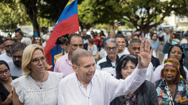 AME4071. CARACAS (VENEZUELA), 13/06/2024.- El candidato opositor, Edmundo González Urrutia participa en un acto político con simpatizantes, este jueves en Caracas (Venezuela). González Urrutia, aseguró que, de ganar las elecciones presidenciales del próximo 28 de julio, trabajará por el "rescate" de las instituciones públicas de Venezuela, así como en una política económica que permita "salarios dignos" para los ciudadanos. EFE/ Miguel Gutierrez