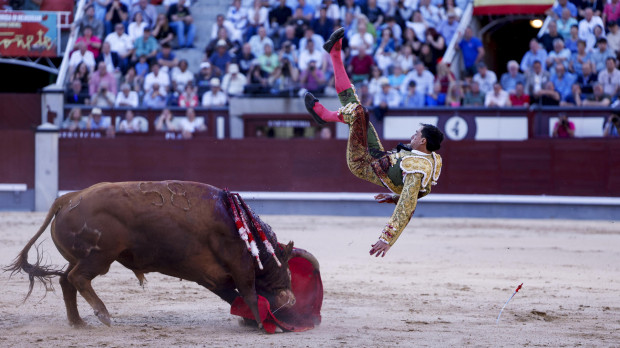 Paco Ureña sufrió una fuerte voltereta en el último toro de la tarde