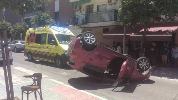 Coche volcado en el barrio de Levante, en Córdoba