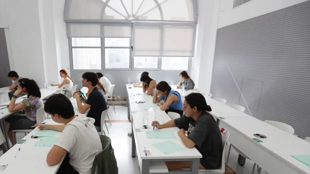 Varios alumnos en un aula